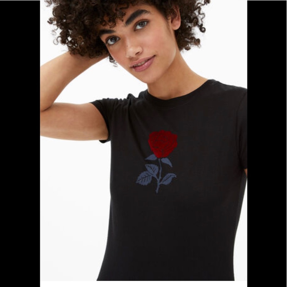 Flocked Rose Graphic Tee| color : navy blue